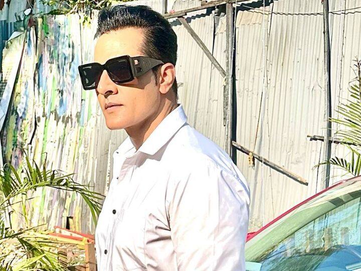 टीवी सीरियल 'अनुपमा' में वनराज का किरदार निभाने वाले सुधांशु पांडे को तो आप जरूर जानते होंगे. उन्होंने अपनी एक्टिंग से लोगों के दिलों में एक खास जगह बना ली है. हालांकि लोग इस बात की भी चर्चा करते नजर आते हैं कि 48 की उम्र में भी उन्होंने खुद को इतना मेंटेन कैसे किया हुआ है.