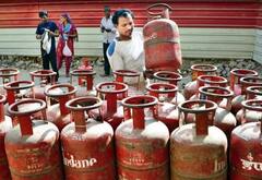 ਗੈਸ ਦੀਆਂ ਕੀਮਤਾਂ 'ਤੇ ਸਰਕਾਰ ਨੇ ਲਿਆ ਵੱਡਾ ਫੈਸਲਾ, ਹੁਣ ਮਿਲੇਗਾ ਸਸਤਾ ਸਿਲੰਡਰ!