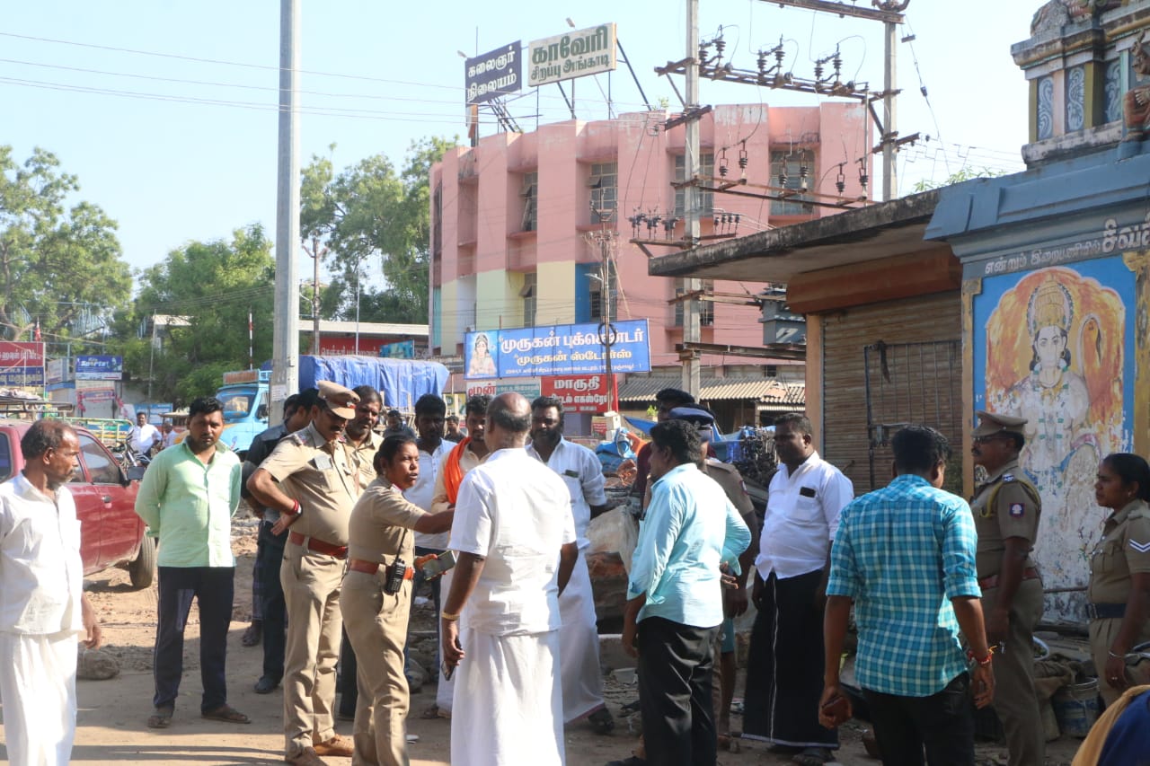 தஞ்சை தொப்புள் பிள்ளையார் கோவில் சுற்றுச்சுவர் இடிப்பு - மக்கள் எதிர்ப்பால் பணிகள் நிறுத்தம்