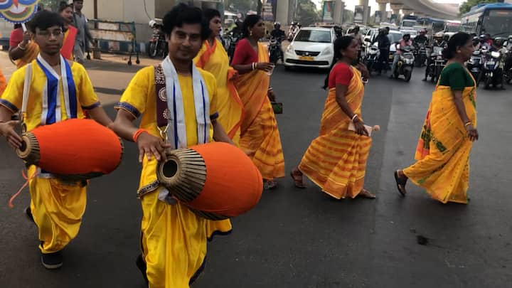 নজর কাড়ে শোভাযাত্রায় অংশ নেওয়া শিল্পীদের পোশাক। রোদ্দুরের প্রচণ্ড তেজ সত্ত্বেও কারও উৎসাহে ভাঁটা পড়েনি।