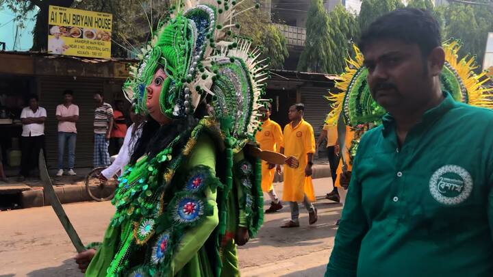 বর্ণাঢ্য পদযাত্রা শেষ হয় কসবার অ্যাক্রোপলিস মলে। এলাকার বহু মানুষ এমন বর্ণাঢ্য শোভাযাত্রার প্রতিটা মুহূর্তকে ফ্রেমবন্দি করে রাখে।