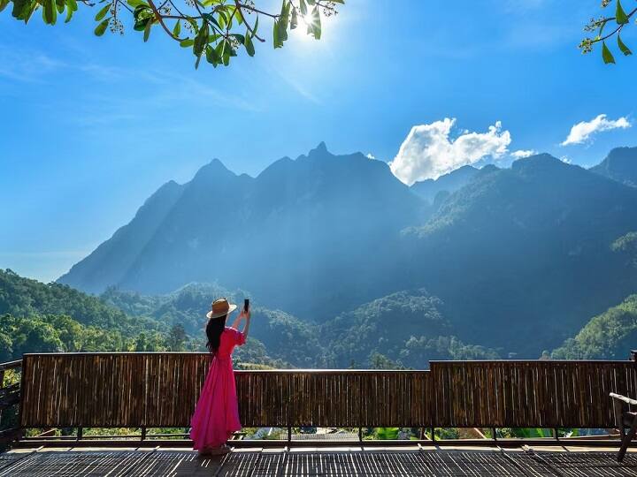 इस गर्मी की छुट्टी आप उत्तराखंड के हिमालय क्षेत्र के बिनसर के जंगल में बने मैरी बुडेन एस्टेट, जो कि एक लग्जरी होमस्टे है, जिसे 19वीं सदी में बनाया गया था, इसमें छुट्टियां बिता सकते हैं. इस स्थान पर आपको प्राकृतिक खूबसूरती के साथ ही लग्जरी का पूरा मजा मिलेगा.