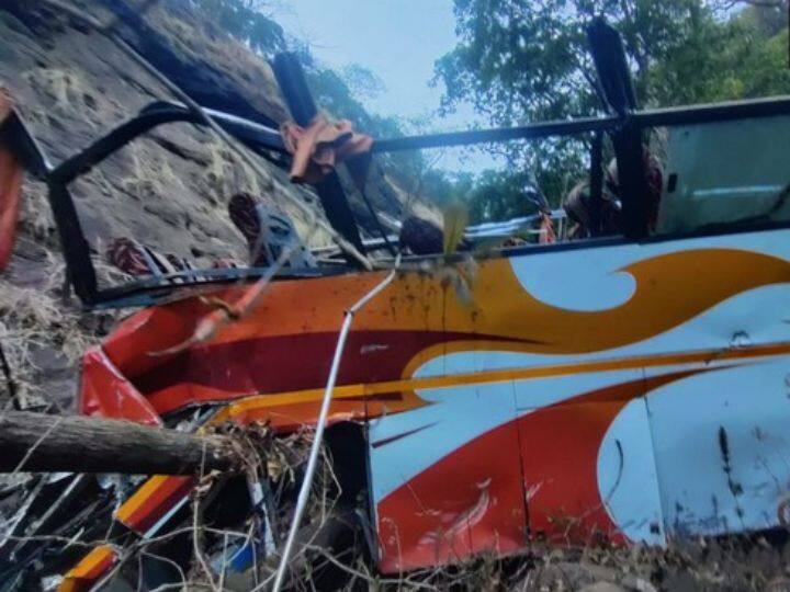 maharashtr raigad bus accident twelve dead twenty five injured vehicle falls into ditch Maharashtra Accident: मुंबई-पुणे हाइवे पर भीषण सड़क हादसा, खाई में बस गिरने से 13 लोगों की मौत, 25 से ज्यादा घायल