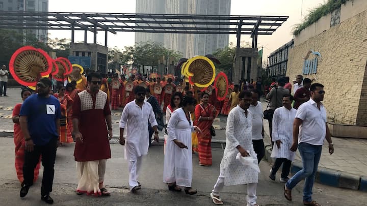 ঢাকের বাদ্যি দিয়ে শুরু হয় শোভাযাত্রা। এরপর খোল করতাল নিয়ে শিল্পীরা এগিয়ে যান। সঙ্গে ছিল আদিবাসী নৃত্য পরিবেশনা।