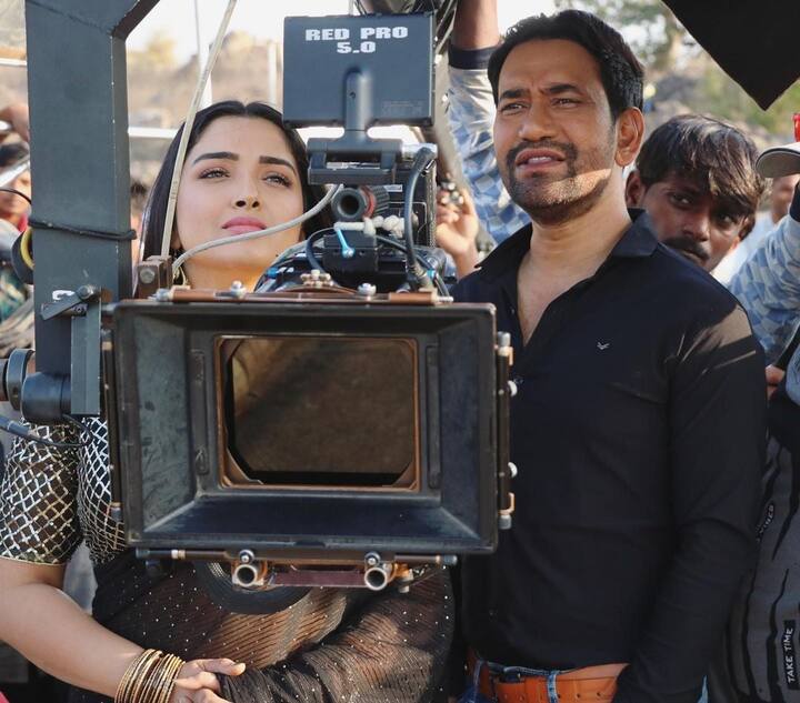 ऑटो रिक्शा का ध्यान भटकाते हुए निरहुआ ने जैसे तैसे आम्रपाली को उनके घर पर पहुंचा दिया लेकिन ऑटो से उतरते ही आम्रपाली ने जो किया उसे सुन आप भी हंस कर लोटपोट हो जाएंगे.