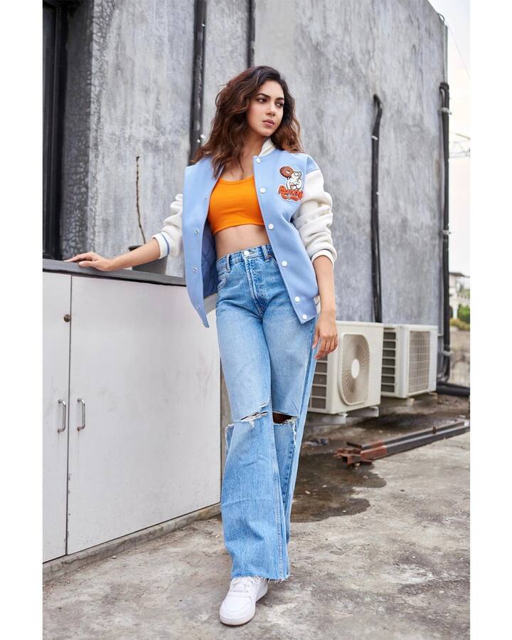 డెనిమ్ డ్రెస్సులో చూపు తిప్పుకోలేనంత అందంగా ఉంది రీతూ వర్మ.