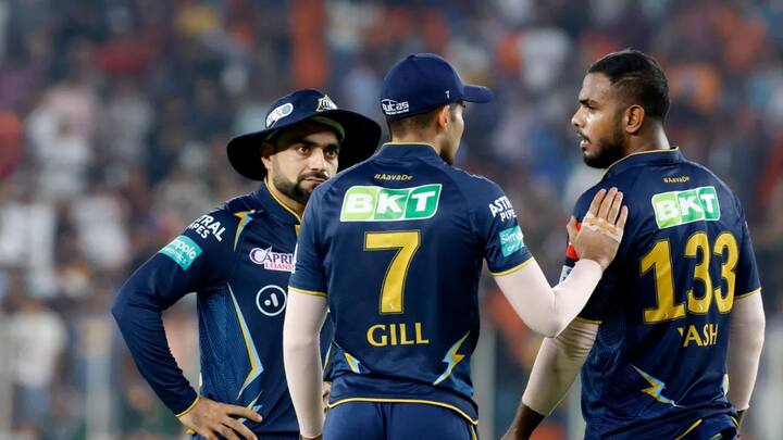 তবে দয়ালের ইতিহাসটা হতাশার। তিনি নিজের চার ওভারে আইপিএলের দ্বিতীয় সর্বাধিক ৬৯ রান খরচ করেছিলেন।