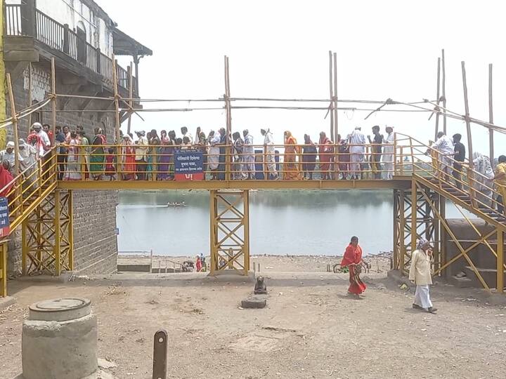 तरीही पर्यटकांनी हवामान खात्याच्या अंदाजापेक्षा धार्मिक पर्यटनाला प्राधान्य दिल्याने यात्रेसारखी गर्दी झाली आहे.