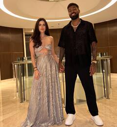 Anushka-Virat से लेकर हार्दिक-नताशा तक... ये एक्ट्रेस-क्रिकेटर्स कपल्स एजॉय कर रहे हैं हैप्पी मैरिड लाइफ, सेट करते हैं लव गोल्स