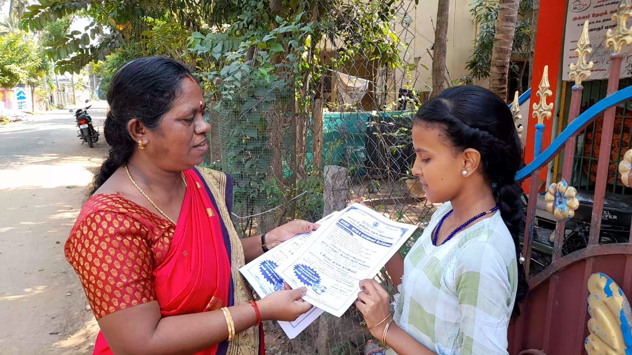 அரசுப் பள்ளியில் சேரும் மாணவர்களுக்கு ஒரு கிராம் தங்க நாணயம் - எந்த ஊரில் தெரியுமா..?