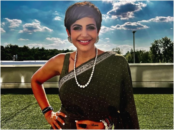 Mandira Bedi Net Worth Know about actress anchor fitness freak income source house on her birthday Mandira Bedi Net Worth: कभी किराए के मकान में रहती थीं मंदिरा, आज करोड़ों की मालकिन, जानें इनकम सोर्स