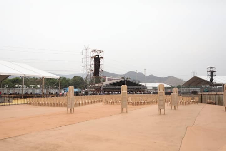 नवी मुंबईच्या खारघर येथील सेंट्रल पार्कमध्ये उद्या होणाऱ्या महाराष्ट्र भूषण पुरस्कार सोहळ्याची जय्यत तयारी सुरू आहे.