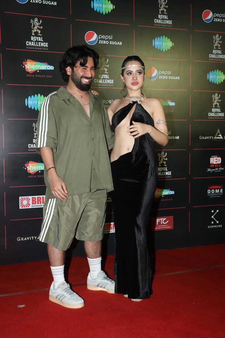 वहीं, कई सेलिब्रिटीज की जान ओरी ओलिव ग्रीन शर्ट और शॉर्ट्स में नजर आए. बता दें कि ओरी की कई सेलिब्रिटीज से अच्छी पहचान है. जाह्नवी कपूर से सारा अली खान तक उनके फ्रेंड्स हैं. वह अक्सर बी-टाउन की पार्टी और इवेंट में नजर आते हैं.