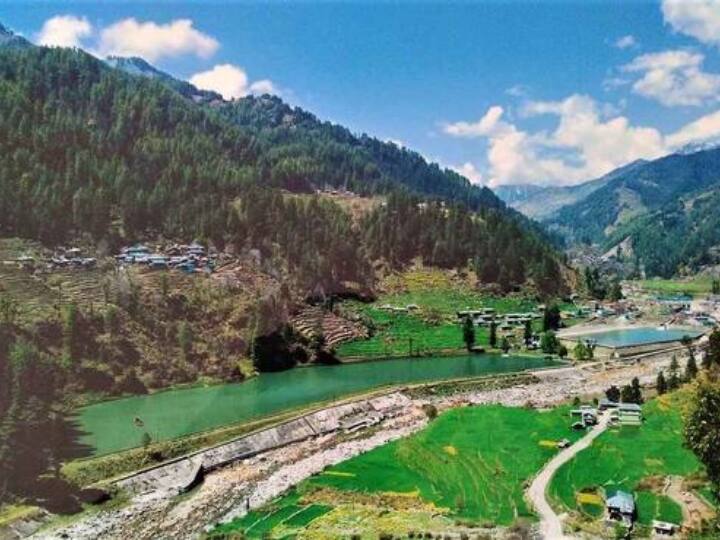 बरोट- ये भी मंडी में घूमने के लिए बेस्ट प्लेस है. ये गांव अपनी प्राकृतिक सुंदरता के लिए जाना जाता है. यहां पर आप उहल नदी, नारगु वन्यजीव अभयारण्य, बरोट मंदिर, चुहार घाटी, शानन हाइडल प्रोजेक्ट जैसी जगहों पर जा सकते हैं.