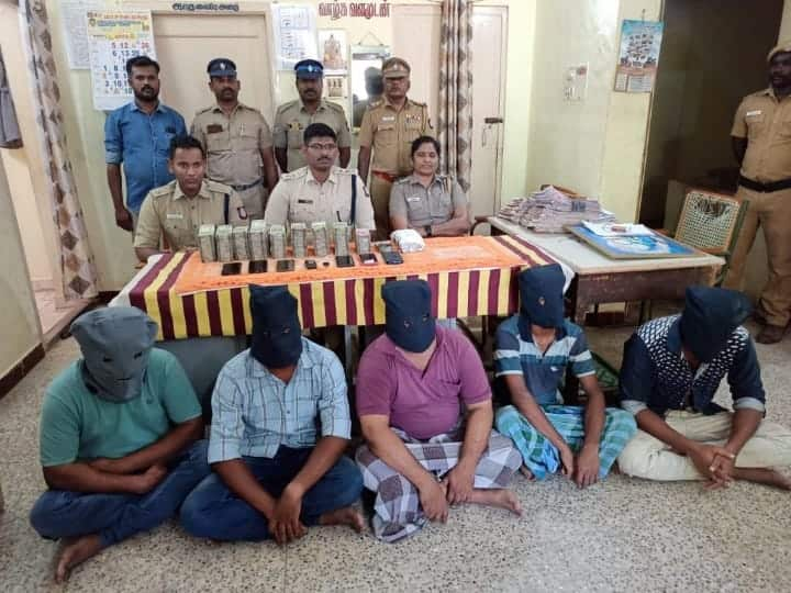 Madurai news case of extorting 50 lakhs from a couple in a car; 5 people arrested, 49 lakhs 25 thousand confiscated TNN காரில் சென்ற தம்பதியிடம் ரூ.50 லட்சம் வழிப்பறி  வழக்கு;  5 பேர் கைது, பணம் பறிமுதல்