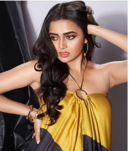 ਸਾੜ੍ਹੀ ਤੋਂ ਲੈ ਕੇ ਹਰ ਵੈਸਟਰਨ ਲੁੱਕ ਤੱਕ ਤੇਜਸਵੀ ਆਪਣੇ ਪ੍ਰਸ਼ੰਸਕਾਂ ਨੂੰ ਪ੍ਰਭਾਵਿਤ ਕਰਦੀ ਹੈ। ਤੁਸੀਂ ਪਾਰਟੀ ਵਿਚ ਬੋਲਡ ਅਤੇ ਸਟਾਈਲਿਸ਼ ਲੁੱਕ ਲਈ ਇਸ ਸ਼ਾਨਦਾਰ ਲੁੱਕ ਨੂੰ ਦੁਬਾਰਾ ਬਣਾ ਸਕਦੇ ਹੋ।