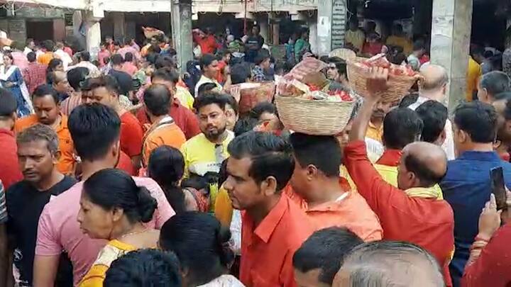 পাশাপাশি, দূর-দূরান্ত থেকে নতুন পোশাক পরে পুজো দিতে এসেছেন অনেকেই।