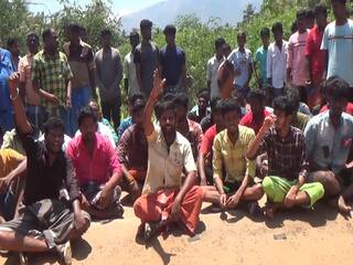 துப்பாக்கி சூட்டில் உயிரிழந்த தமிழக ராணுவ வீரருக்கு மரியாதை செலுத்தாததால் பொதுமக்கள் மறியல்