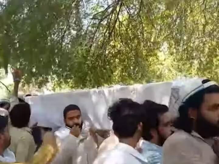 Atiq ahmed son asad ahmed funeral today atiq said i am biggest unlucky father in the world Asad Ahmed Funeral Live: ચુસ્ત સુરક્ષા વચ્ચે સુપુર્દ એ ખાક અસદ અહમદ, માતા શાઇસ્તા પણ ન રહી શકી હાજર