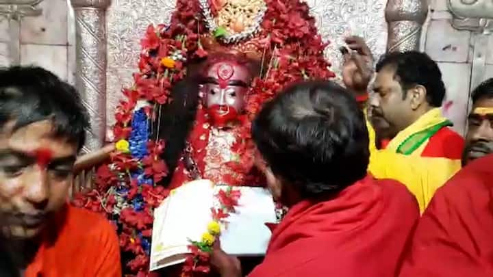 নতুন বছরের জন্য শুভকামনা নিয়ে মায়ের কাছে পুজো দিচ্ছেন তাঁরা। পয়লা বৈশাখের সকালে মঙ্গলারতি দিয়ে তারা মায়ের পুজো শুরু হয়।