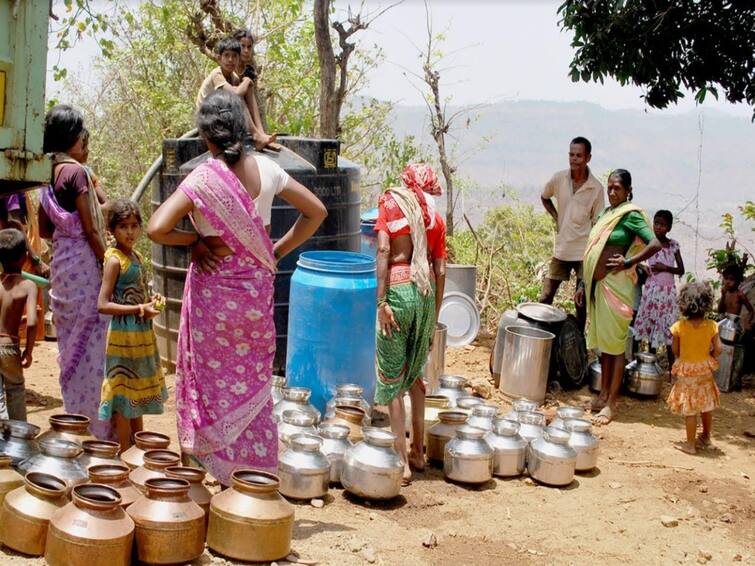 maharashtra News Chhatrapati Sambhaji Nagar  possibility of water shortage in 5 thousand 386 villages in Marathwada 100 crore scarcity action plan Marathwada Water Issue: मराठवाड्यातील 5 हजार 386 गाव, वाड्यांवर पाणीटंचाईची शक्यता; 100 कोटींचा टंचाई कृती आराखडा