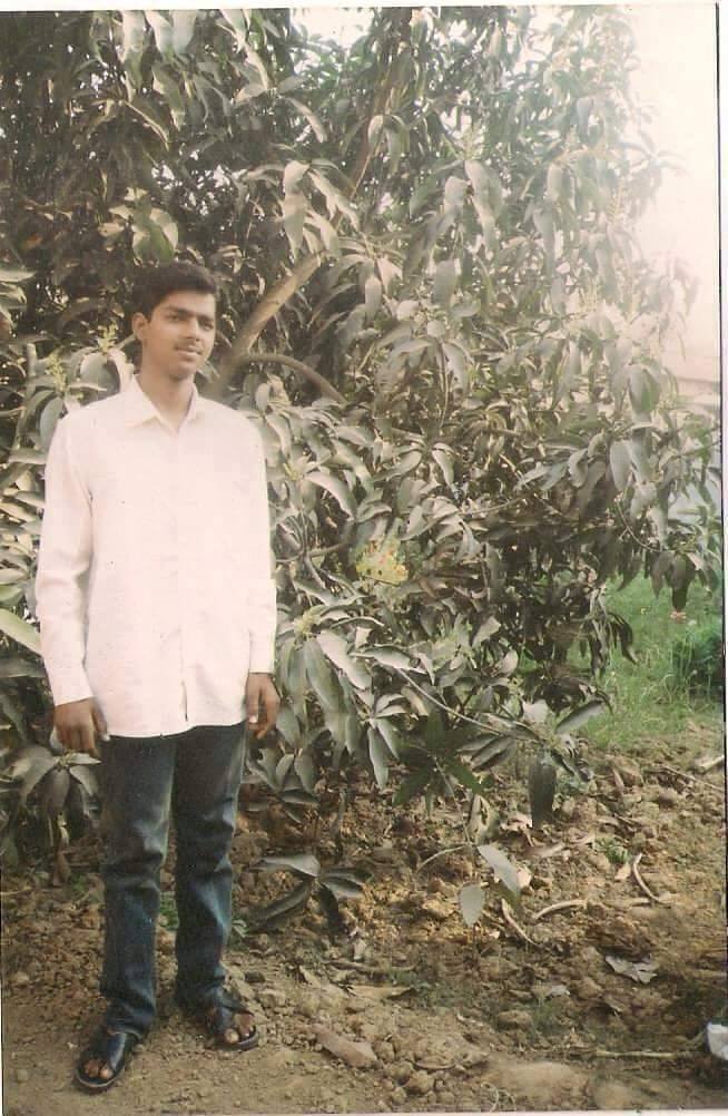 यह तस्वीर पवन सिंह ने खुद अपने इंस्टाग्राम पर साझा की थी और अपने दर्शकों को अपना पुराना लुक दिखाया था.