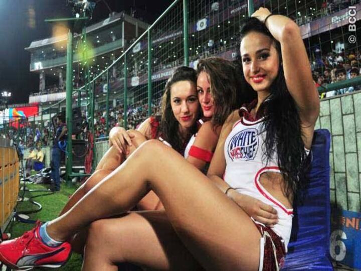 IPL Cheerleaders: ரசிகர்களை கவரும் சியர்லீடர்ஸின் சம்பளம் எவ்வளவு தெரியுமா..? ஒவ்வொரு அணியும் எவ்வளவு தர்றாங்க..?