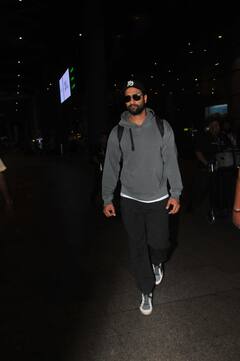 ग्रे आउटफिट में ट्वीनिंग करते एयरपोर्ट पर स्पॉट हुए Katrina Kaif-Vicky Kaushal, फैंस के साथ जमकर क्लिक कराईं तस्वीरें