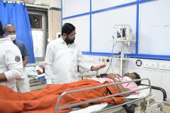 Pune News : जुन्या मुंबई-पुणे महामार्गावरील अपघात: मुख्यमंत्र्याकडून आधी मदत अन् नंतर थेट रुग्णालयात जाऊन विचारपूस