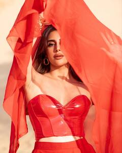 Miesha iyer Photos: लाल परी बन मीशा अय्यर ने रेगिस्तान में कराया किलर फोटोशूट, तस्वीरों ने बढ़ाया इंटरनेट का पारा