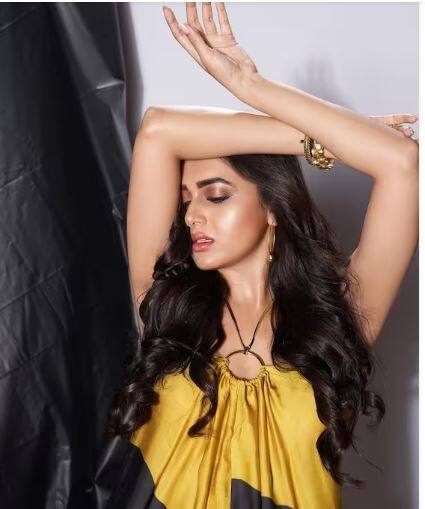 ਅਦਾਕਾਰਾ ਹਰ ਪਹਿਰਾਵੇ ਵਿੱਚ ਬਹੁਤ ਸਟਾਈਲਿਸ਼ ਨਜ਼ਰ ਆਉਂਦੀ ਹੈ। ਤੁਸੀਂ ਕਿਸੇ ਵੀ ਪਾਰਟੀ ਜਾਂ ਫੰਕਸ਼ਨ ਲਈ ਤੇਜਸਵੀ ਪ੍ਰਕਾਸ਼ ਦੇ ਲੁੱਕ ਨੂੰ ਕਾਪੀ ਕਰ ਸਕਦੇ ਹੋ। ਹਰ ਕੋਈ ਤੁਹਾਡੇ ਫੈਸ਼ਨ ਦੀ ਤਾਰੀਫ਼ ਵੀ ਕਰੇਗਾ।