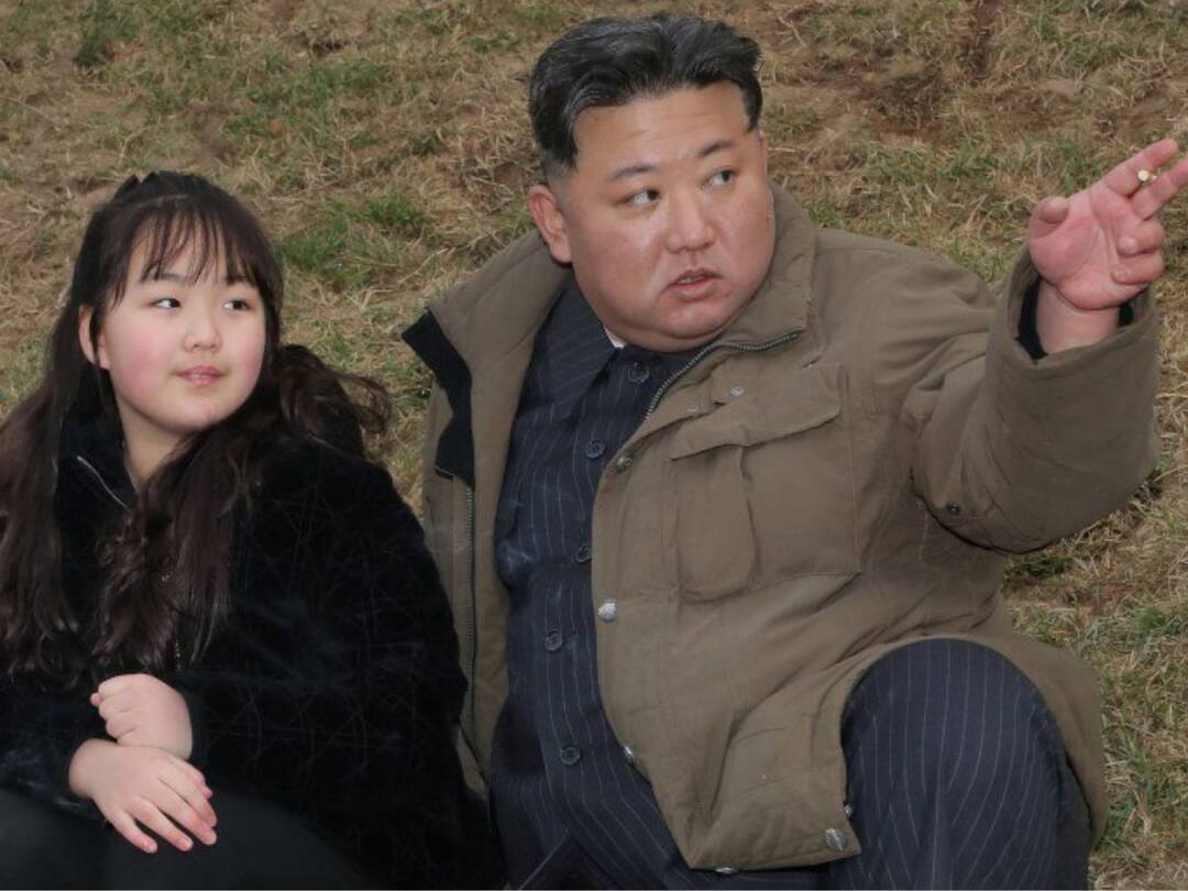 Kim Jong Un's Daughter Becomes Fixture In N. Korea Weapons Tests Kim Jong Un's Daughter: బడికెళ్లాల్సిన వయసులో మిజైల్ టెస్ట్‌లు, కిమ్ కూతురు సెన్సేషన్