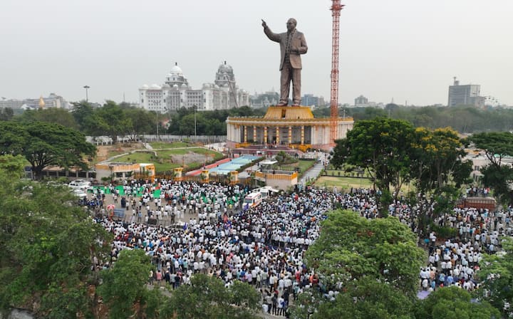 KCR Unveil Dr. Babasaheb Ambedkar Statue : भारतीय संविधानाचे शिल्पकार डॉ. बाबासाहेब आंबेडकर यांच्या 132 जयंतीच्या निमित्ताने हैदराबादमध्ये भव्य पुतळ्याचं अनावरण करण्यात आलं आहे.