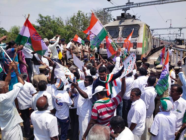 Congress members stage a train strike in Villupuram to protest against Rahul Gandhi's disqualification ராகுல் காந்தி தகுதி நீக்கத்தை கண்டித்து விழுப்புரத்தில்  காங்கிரஸ் கட்சியினர் ரயில் மறியல்