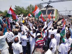 ராகுல் காந்தி தகுதி நீக்கத்தை கண்டித்து விழுப்புரத்தில் காங்கிரஸ் கட்சியினர் ரயில் மறியல்