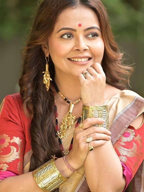 ट्रेडिशनल असमिया लुक्स में देवोलीना की अदाएं