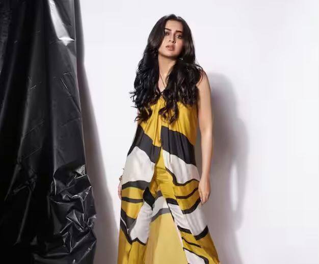 ਟੀਵੀ ਅਦਾਕਾਰਾ ਤੇਜਸਵੀ ਪ੍ਰਕਾਸ਼ ਆਪਣੀ ਨਿੱਜੀ ਜ਼ਿੰਦਗੀ ਨੂੰ ਲੈ ਕੇ ਸੋਸ਼ਲ ਮੀਡੀਆ 'ਤੇ ਚਰਚਾ 'ਚ ਰਹਿੰਦੀ ਹੈ ਪਰ ਅਭਿਨੇਤਰੀ ਦੀ ਡਰੈਸਿੰਗ ਸੈਂਸ ਵੀ ਸ਼ਾਨਦਾਰ ਹੈ। ਤੇਜਸਵੀ ਪ੍ਰਕਾਸ਼ ਹਰ ਲੁੱਕ 'ਚ ਸ਼ਾਨਦਾਰ ਲੱਗ ਰਹੀ ਹੈ।