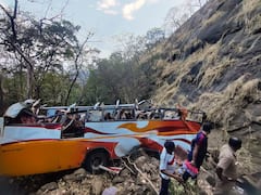 जुन्या पुणे मुंबई महामार्गावर खासगी बस दरीत कोसळली, 13 प्रवाशांचा मृत्यू