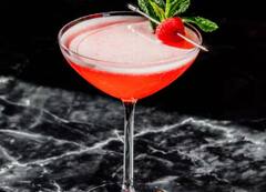 इस कैफे में वेट्रेस ने कॉकटेल में डाला अपना खून, मालिक ने लिया ये एक्शन