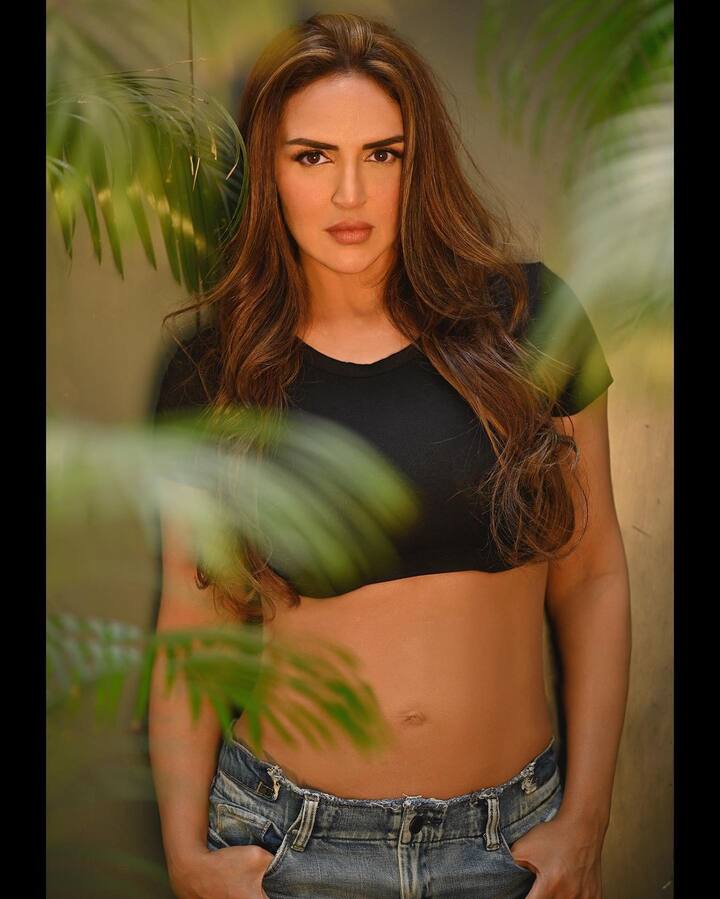 इतना ही नहीं आपको जानकर हैरानी होगी कि ईशा और अहाना ने कभी भी लग्जरी गाड़ियों से सफर नहीं किया बल्कि वो आम लोगों की तरह रिक्शा और ट्रेन में सफर करती थी. इस बात का खुलासा खुद ईशा ने एक इंटरव्यू में किया था.