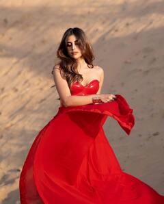 Miesha iyer Photos: लाल परी बन मीशा अय्यर ने रेगिस्तान में कराया किलर फोटोशूट, तस्वीरों ने बढ़ाया इंटरनेट का पारा