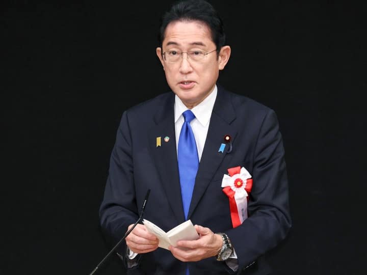 Japan prime minister Fumio Kishida evacuated after the bomb blast in Wakayama speech video Japan PM Speech Blast Video: शिंजो आबे के बाद अब जापान के PM फुमियो किशिदा बने टारगेट! सभा में हुआ धमाका, देखिए वीडियो