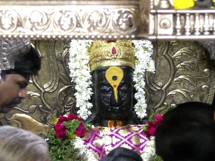 सलग तीन दिवस लागून आलेल्या सुट्ट्यांमुळे पंढरपुरात पुन्हा एकदा हजारो पर्यटकांनी गर्दी केली आहे.