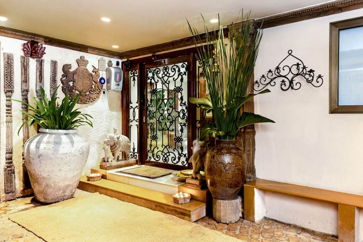 ये घर की एंट्रेंस है. जिसमें कलर कॉम्बिनेशन का खास ख्याल रखा गया है. साथ ही यहां पोधे भी लगाए गए हैं.