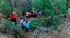 जुन्या पुणे मुंबई महामार्गावर खासगी बस दरीत कोसळली, 13 प्रवाशांचा मृत्यू