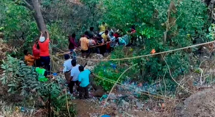 बोरघाटातील शिंगरोबा मंदिरजवळ पहाटे चार वाजण्याच्या सुमारास ही घटना घडली आहे. या अपघातातील मृतांच्या नातेवाईकांना मुख्यमंत्री सहायता निधीतून पाच लाखांची मदत जाहीर झाली आहे.
