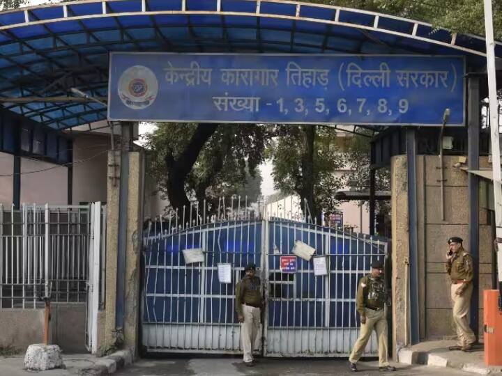 तिहाड़ जेल में कैदियों की सुरक्षा के लिए दिल्ली पुलिस की जगह तमिलनाडु पुलिस क्यों होती है तैनात, ये है वजह? Why Tamil Nadu Police deployed instead of Delhi Police for the security of prisoners in Tihar Jail abpp तिहाड़ जेल में कैदियों की सुरक्षा के लिए दिल्ली पुलिस की जगह तमिलनाडु पुलिस क्यों होती है तैनात, ये है वजह?