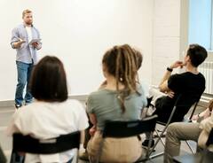 अमेरिका में टीचर्स का टोटा! रिसर्च रिपोर्ट का खुलासा, जानें क्यों इस पेशे हो रहा मोह भंग ?