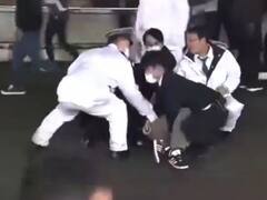 बाल बाल बचे जापान के प्रधानमंत्री, भाषण के दौरान विस्फोट, निकाला गया सुरक्षित