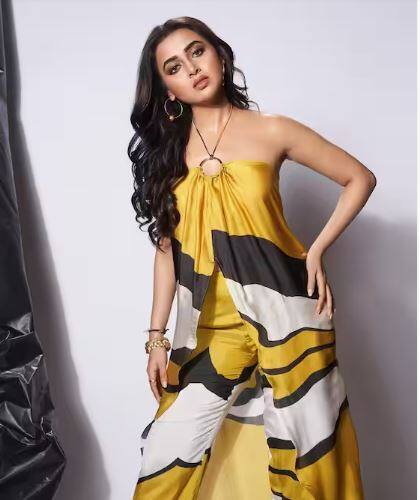 ਤੇਜਸਵੀ ਪ੍ਰਕਾਸ਼ ਦਾ ਅੰਦਾਜ਼ ਕਾਫ਼ੀ ਖਾਸ ਹੁੰਦਾ ਹੈ। ਅਦਾਕਾਰਾ ਨੇ ਨਾਗਿਨ ਬਣ ਕੇ ਘਰ-ਘਰ ਵਿੱਚ ਪਛਾਣ ਬਣਾਈ ਹੈ। ਪਾਰਟੀ 'ਚ ਖੂਬਸੂਰਤ ਦਿਖਣ ਲਈ ਤੁਸੀਂ ਵੀ ਤੇਜਸਵੀ ਦੇ ਲੁੱਕ ਨੂੰ ਦੇਖ ਸਕਦੇ ਹੋ।